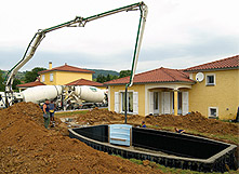 Vyplnění konstrukce bazénu armaturou a betonem